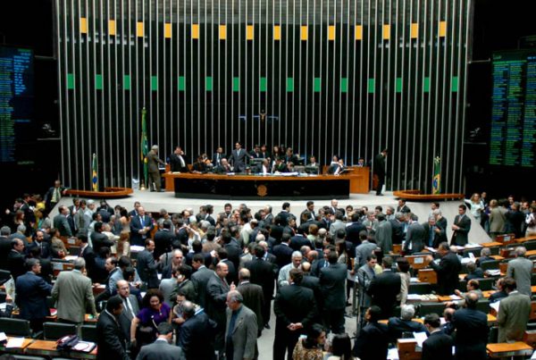 Entenda o que é o foro privilegiado, por que voltou ao debate, quem são os defensores e opositores da PEC que altera esse benefício, e o que pode mudar no julgamento de políticos no Brasil.