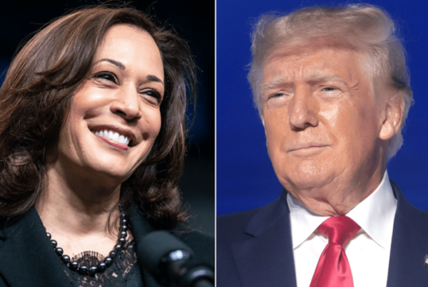 Montagem com duas fotos lado a lado. À esquerda, Kamala Harris, sorrindo, com cabelo solto e usando um colar e roupa escura. À direita, Donald Trump, com expressão séria, vestindo terno escuro, gravata vermelha e camisa branca. A imagem representa os dois candidatos à presidência dos Estados Unidos nas eleições de 2024, com Kamala Harris representando o Partido Democrata e Donald Trump, o Partido Republicano.