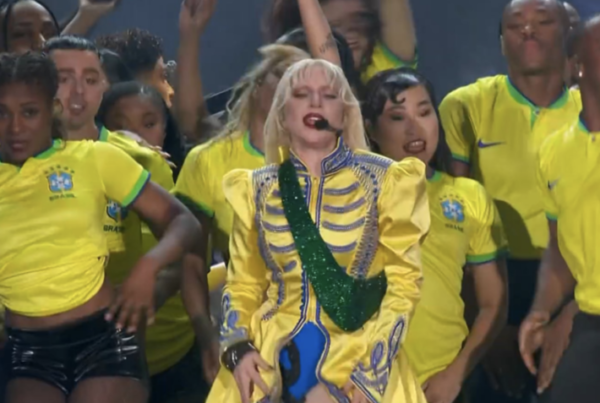 Lady Gaga no palco em Copacabana para 2,1 milhões de pessoas