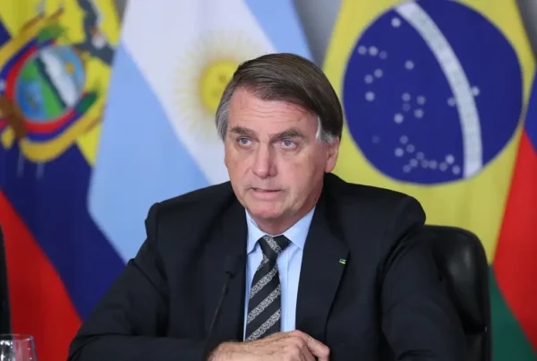 Jair Bolsonaro durante evento oficial, ex-presidente do Brasil, envolvido no caso Abin paralela