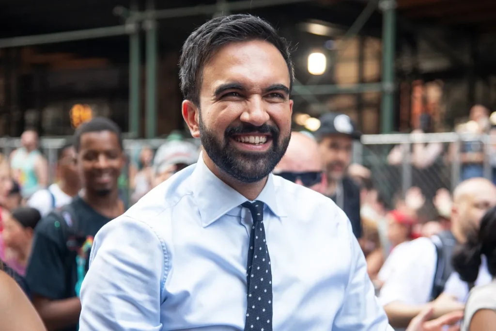 Zohran Mamdani discursando em campanha política em Nova York em 2025
