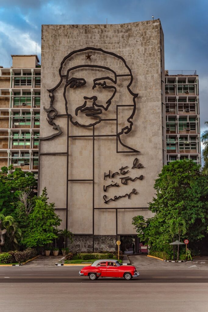 mural of che guevara in town