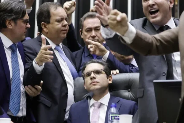 Deputados discutem no plenário da Câmara em meio ao debate sobre emendas Pix e repasses de recursos públicos