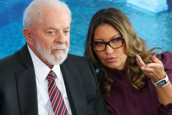 O presidente Lula e a primeira-dama Janja lado a lado durante evento oficial; ela gesticula enquanto fala com ele
